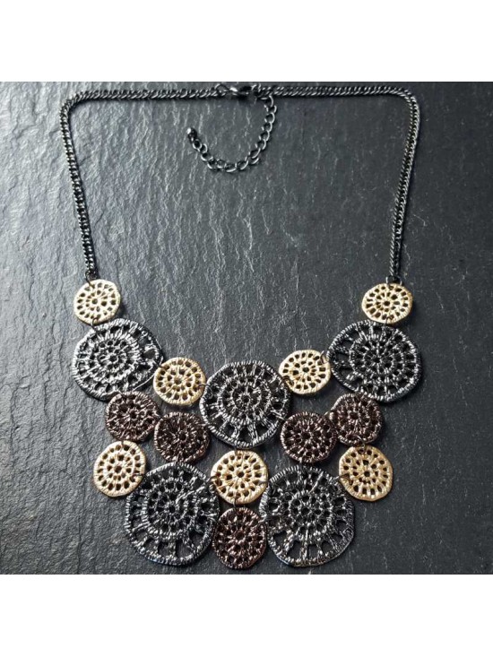 3 colour disc crochet necklace